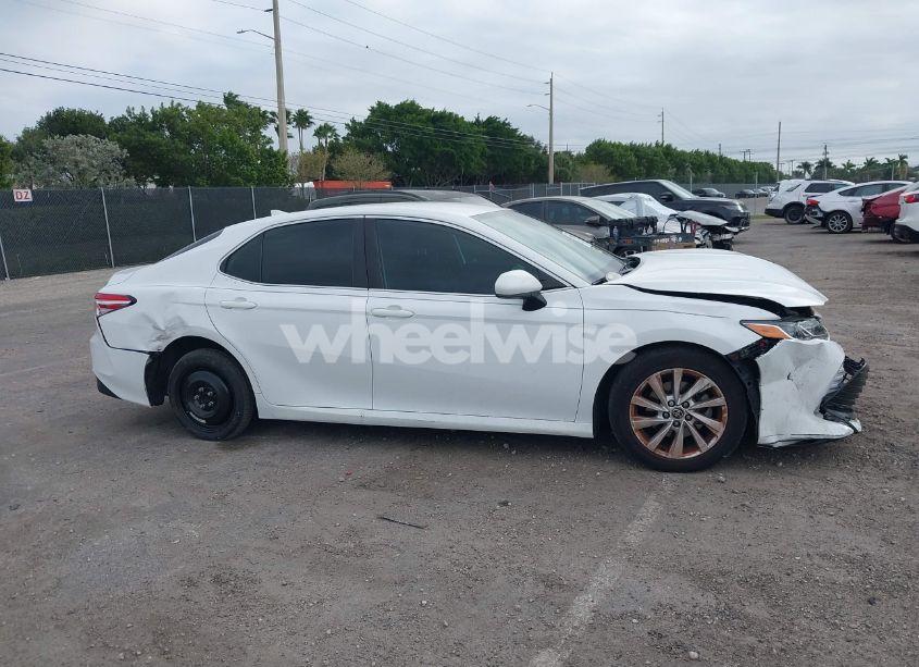 Photo 13 of 2020 Toyota Camry LE (VIN 4T1C11AK9LU934540)