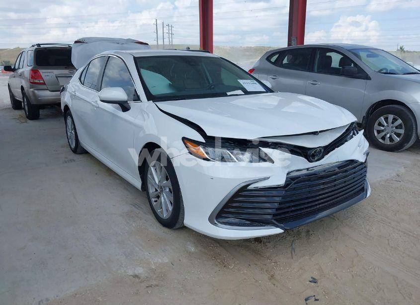 2021 Toyota Camry LE (VIN 4T1C11AK9MU584845) main photo