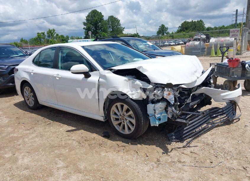 2022 Toyota Camry LE (VIN 4T1C11AK9NU017360) main photo