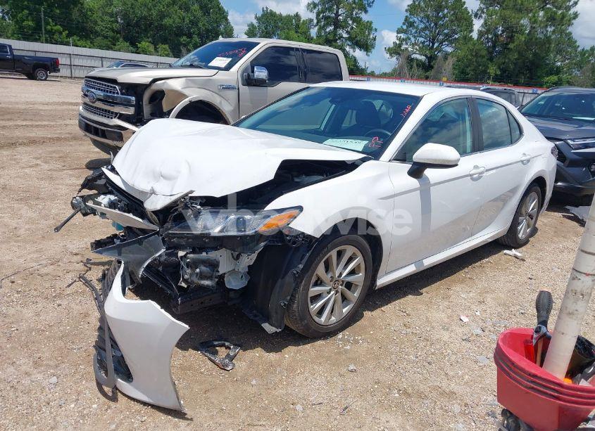 Photo 2 of 2022 Toyota Camry LE (VIN 4T1C11AK9NU017360)