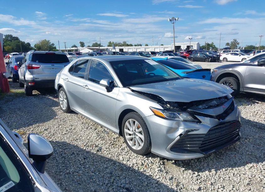 2022 Toyota Camry LE (VIN 4T1C11AK9NU059432) main photo