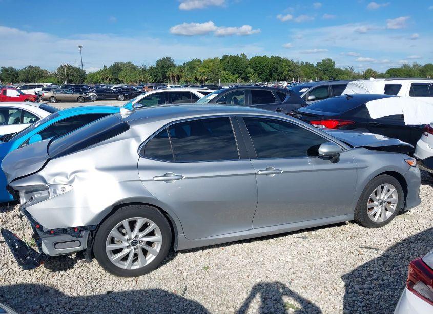 Photo 14 of 2022 Toyota Camry LE (VIN 4T1C11AK9NU059432)