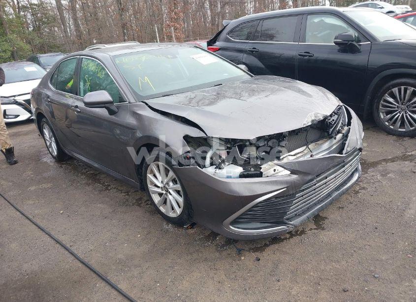 2022 Toyota Camry LE (VIN 4T1C11AK9NU617618) main photo