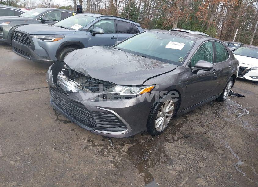 Photo 2 of 2022 Toyota Camry LE (VIN 4T1C11AK9NU617618)