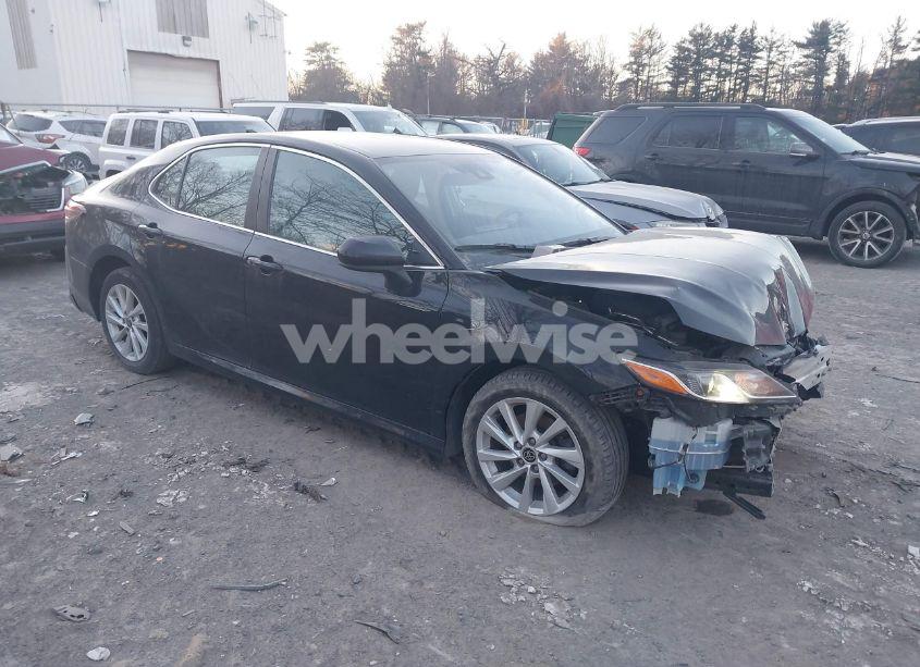 2022 Toyota Camry LE (VIN 4T1C11AK9NU630319) main photo