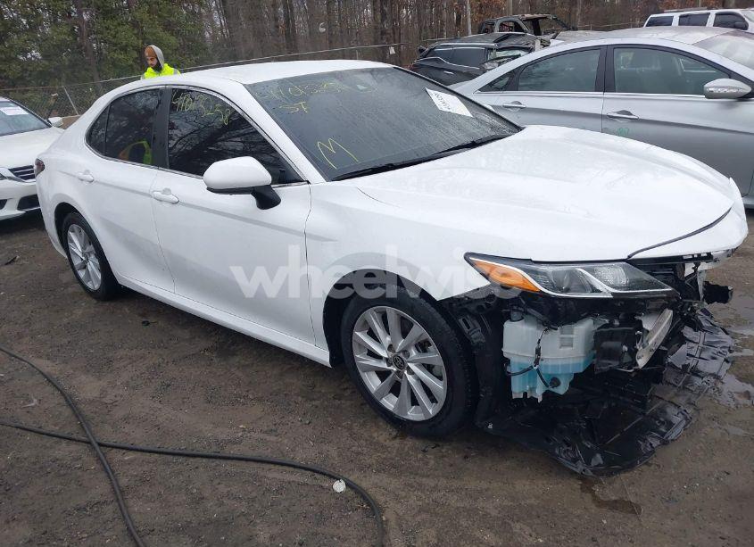 2022 Toyota Camry LE (VIN 4T1C11AK9NU637481) main photo