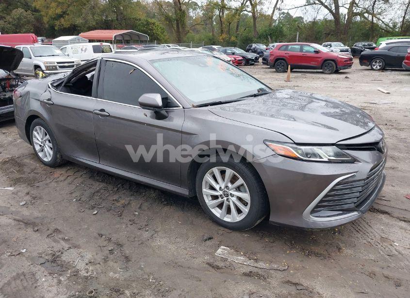 2022 Toyota Camry LE (VIN 4T1C11AK9NU637500) main photo