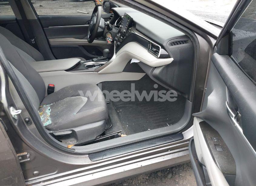 Photo 5 of 2022 Toyota Camry LE (VIN 4T1C11AK9NU637500)