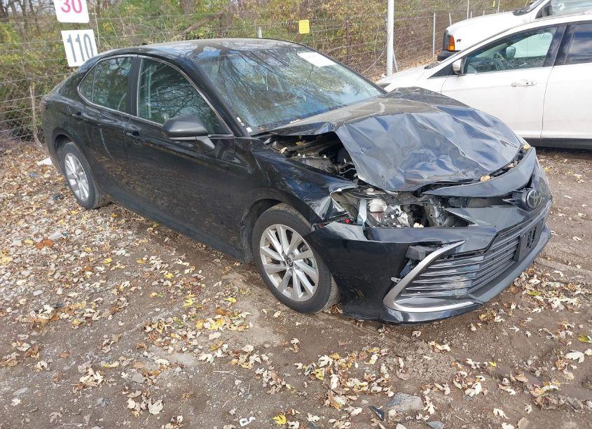 2022 Toyota Camry LE (VIN 4T1C11AK9NU672683) main photo