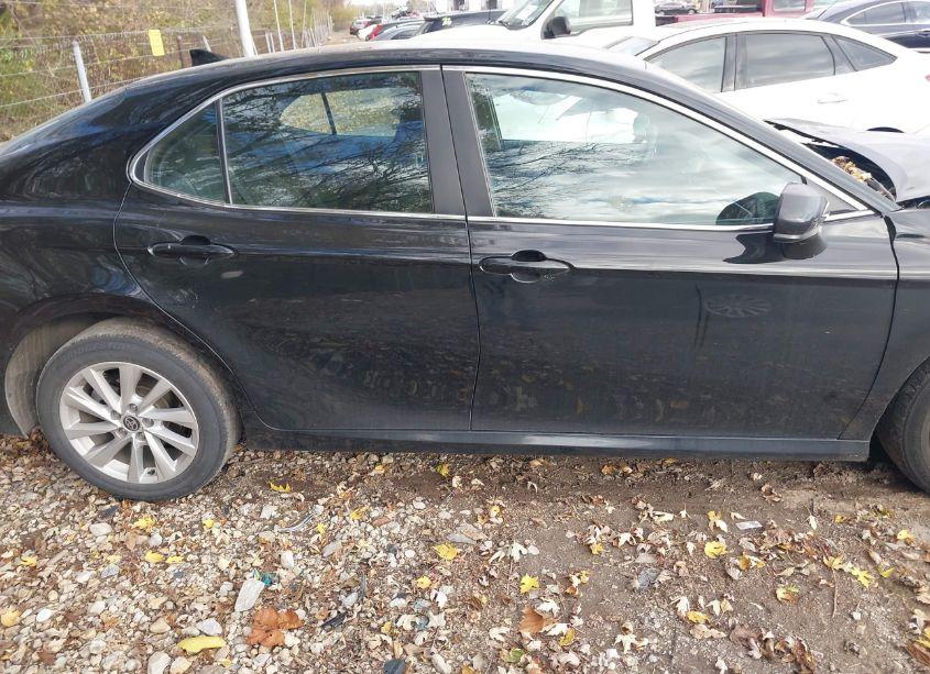 Photo 13 of 2022 Toyota Camry LE (VIN 4T1C11AK9NU672683)