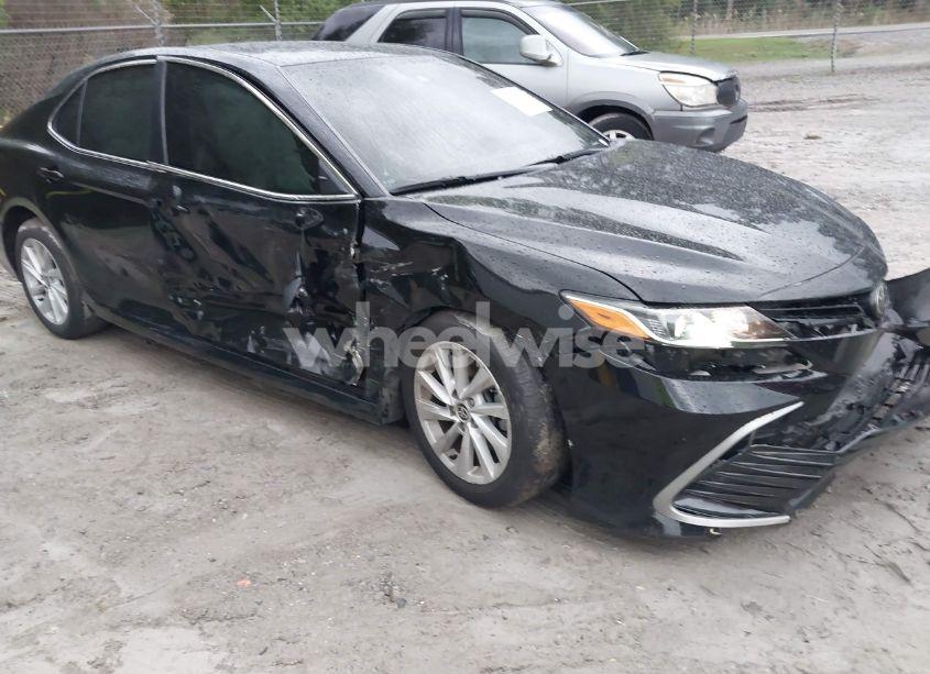 2022 Toyota Camry LE (VIN 4T1C11AK9NU683750) main photo