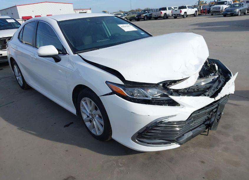 2022 Toyota Camry LE (VIN 4T1C11AK9NU691962) main photo