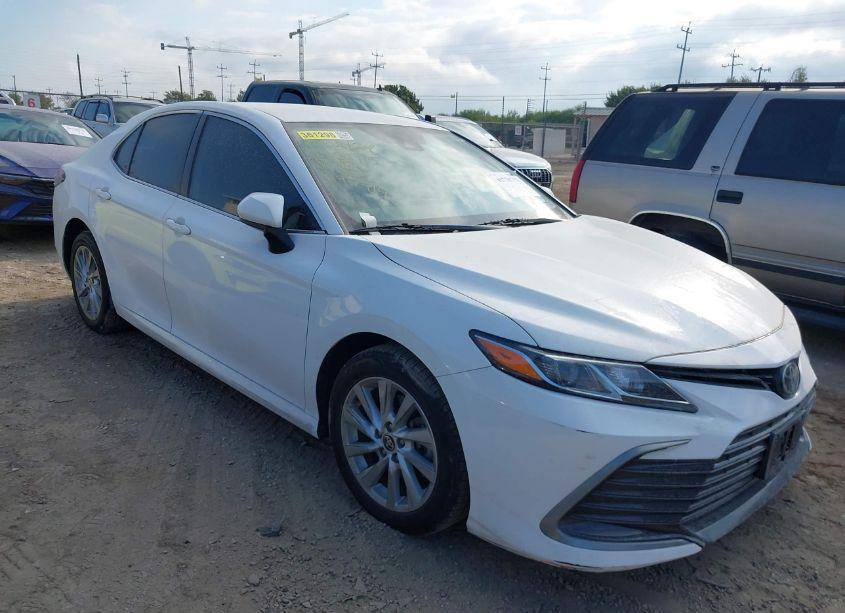 2022 Toyota Camry LE (VIN 4T1C11AK9NU697714) main photo