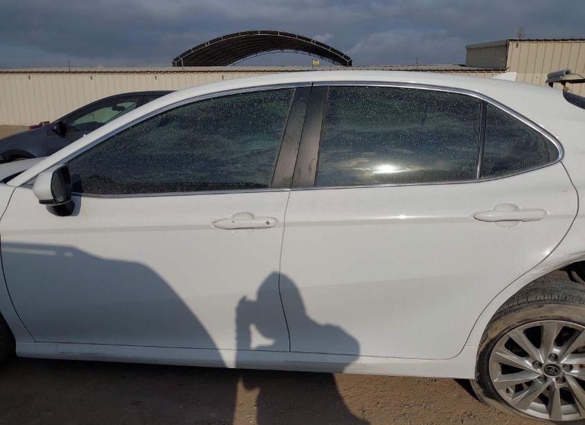 Photo 14 of 2022 Toyota Camry LE (VIN 4T1C11AK9NU697714)