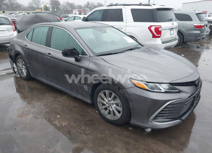 2024 Toyota Camry LE (VIN 4T1C11AK9RU260401) main photo