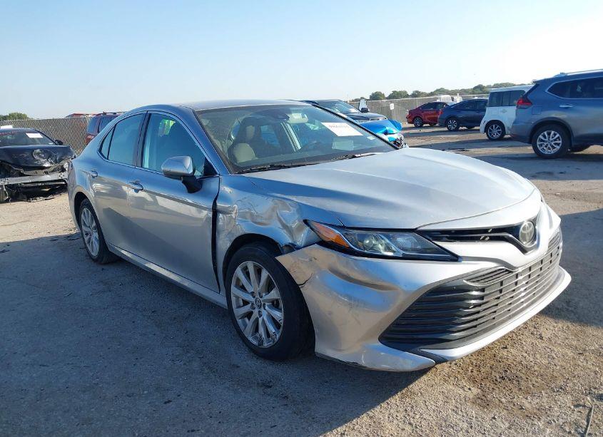 2020 Toyota Camry LE (VIN 4T1C11AKXLU870976) main photo