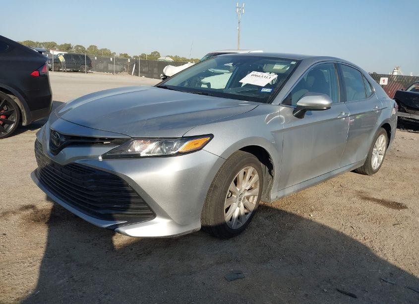 Photo 2 of 2020 Toyota Camry LE (VIN 4T1C11AKXLU870976)