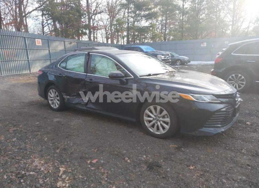 2020 Toyota Camry LE (VIN 4T1C11AKXLU871075) main photo