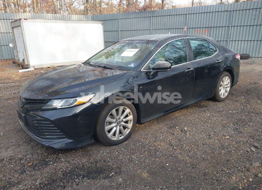 Photo 2 of 2020 Toyota Camry LE (VIN 4T1C11AKXLU871075)