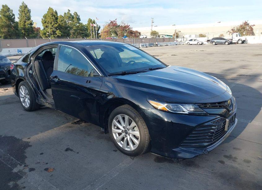 2020 Toyota Camry LE (VIN 4T1C11AKXLU960175) main photo