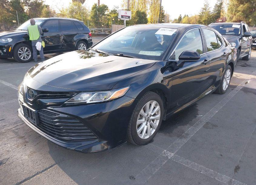 Photo 2 of 2020 Toyota Camry LE (VIN 4T1C11AKXLU960175)