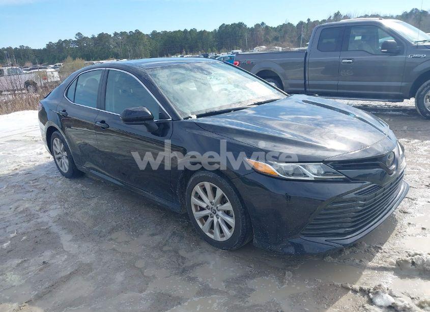 2020 Toyota Camry LE (VIN 4T1C11AKXLU969572) main photo