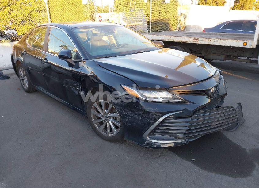 2021 Toyota Camry LE (VIN 4T1C11AKXMU426417) main photo