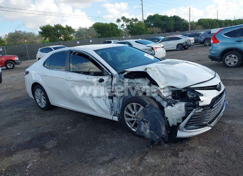 2021 Toyota Camry LE (VIN 4T1C11AKXMU435411) main photo