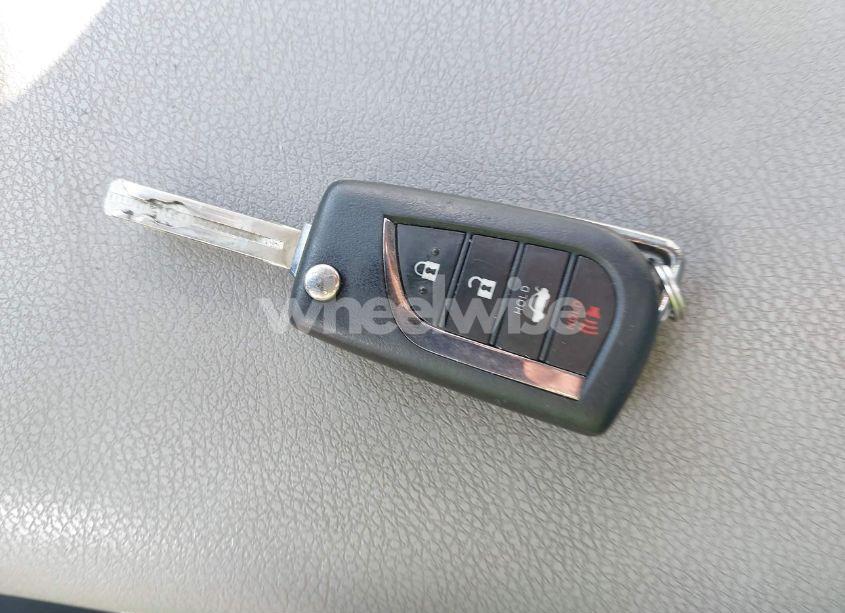 Photo 11 of 2021 Toyota Camry LE (VIN 4T1C11AKXMU435411)