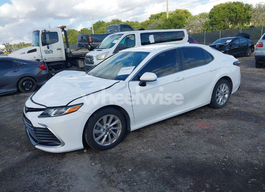 Photo 2 of 2021 Toyota Camry LE (VIN 4T1C11AKXMU435411)
