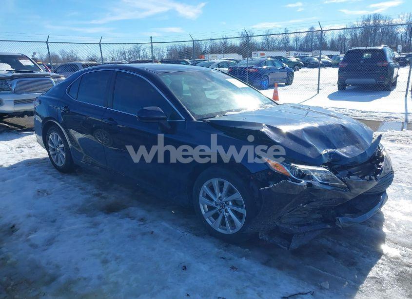 2021 Toyota Camry LE (VIN 4T1C11AKXMU436719) main photo