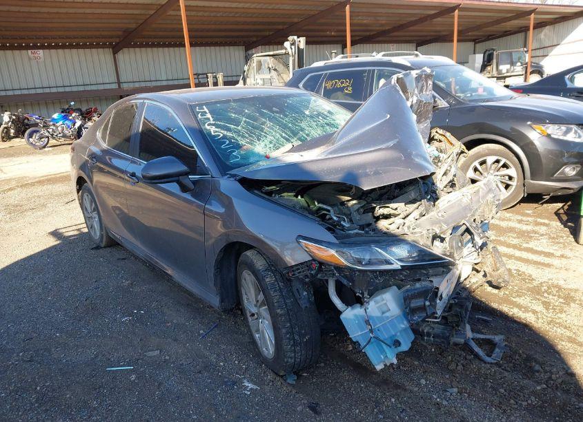 2021 Toyota Camry LE (VIN 4T1C11AKXMU446523) main photo