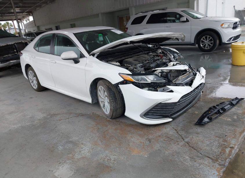 2021 Toyota Camry LE (VIN 4T1C11AKXMU541938) main photo
