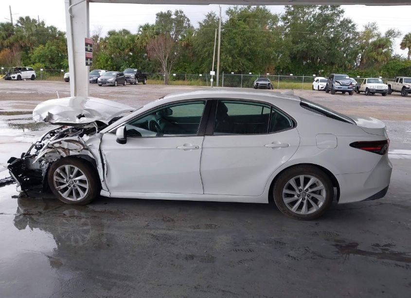 Photo 14 of 2021 Toyota Camry LE (VIN 4T1C11AKXMU541938)