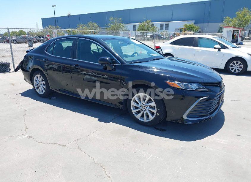 2022 Toyota Camry LE (VIN 4T1C11AKXNU047824) main photo