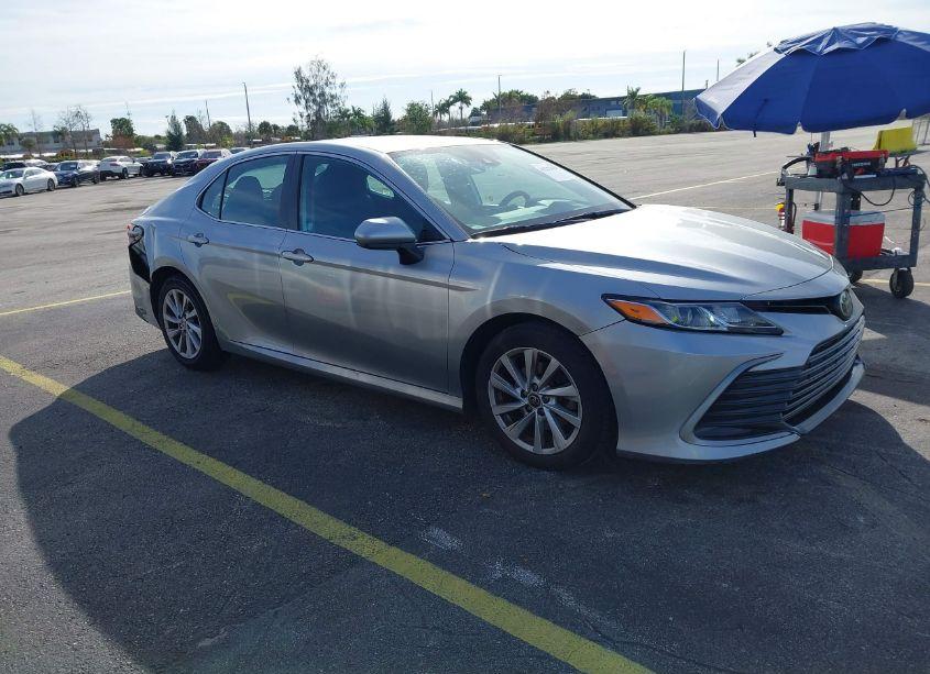 2022 Toyota Camry LE (VIN 4T1C11AKXNU630149) main photo
