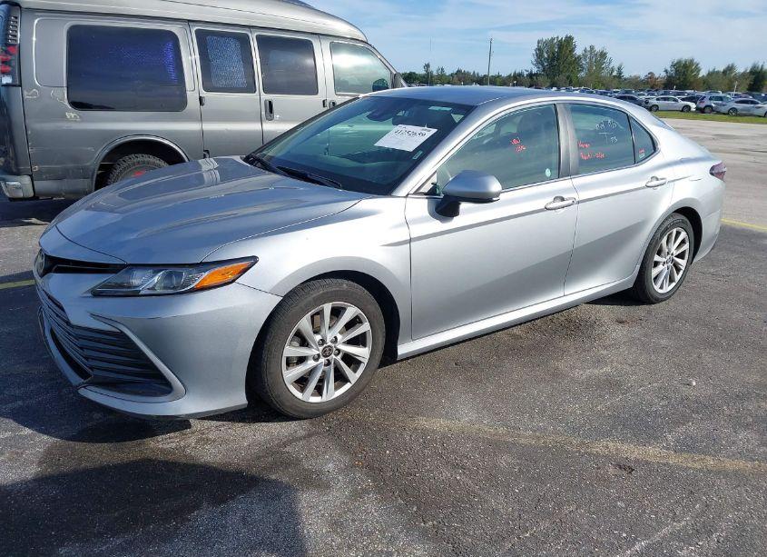 Photo 2 of 2022 Toyota Camry LE (VIN 4T1C11AKXNU630149)