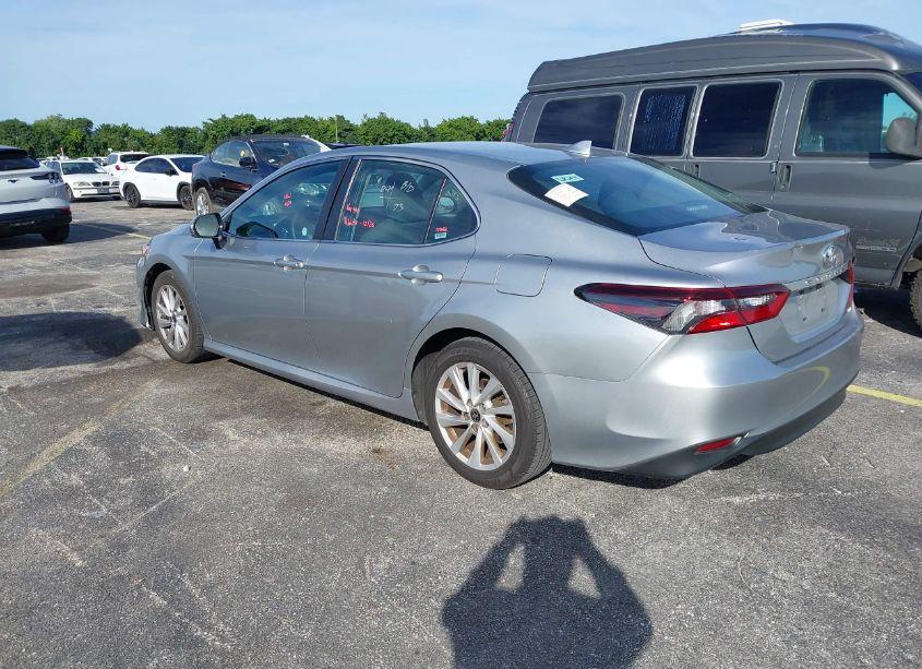 Photo 3 of 2022 Toyota Camry LE (VIN 4T1C11AKXNU630149)