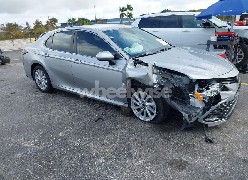 2022 Toyota Camry LE (VIN 4T1C11AKXNU642320) main photo