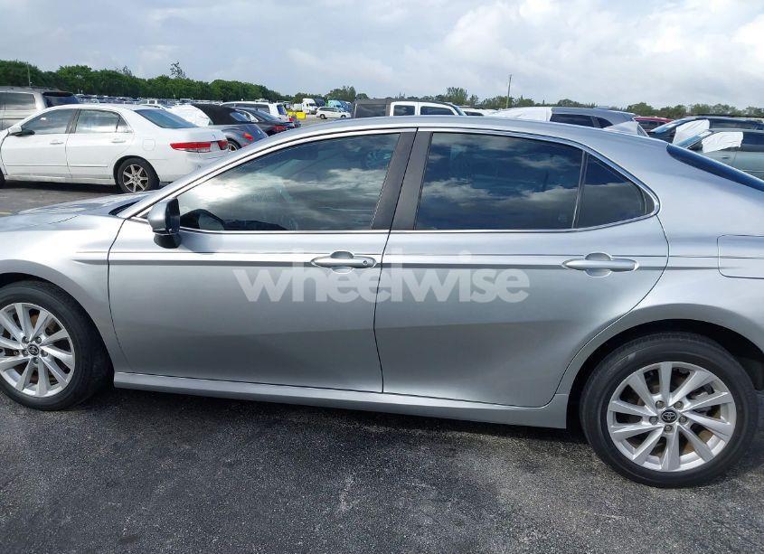 Photo 13 of 2022 Toyota Camry LE (VIN 4T1C11AKXNU642320)