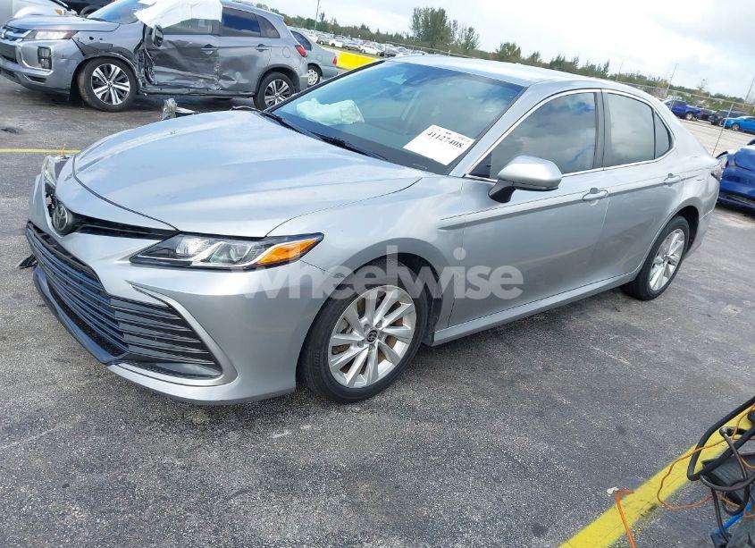 Photo 2 of 2022 Toyota Camry LE (VIN 4T1C11AKXNU642320)