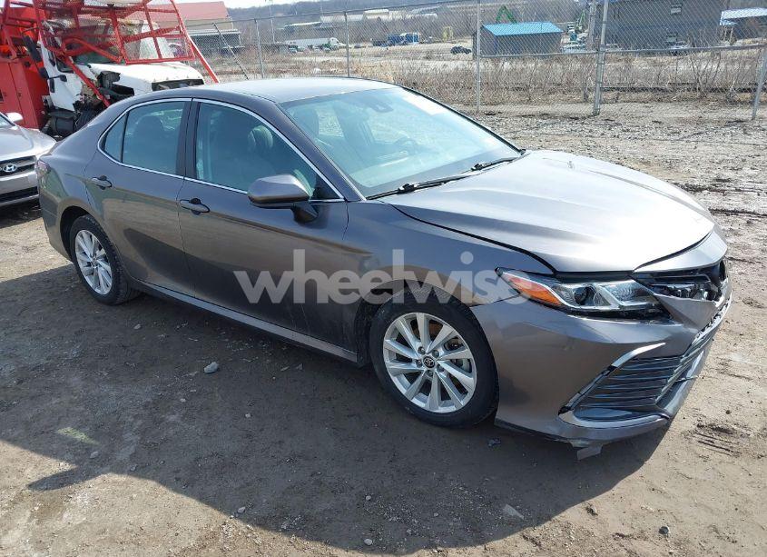 2022 Toyota Camry LE (VIN 4T1C11AKXNU679870) main photo
