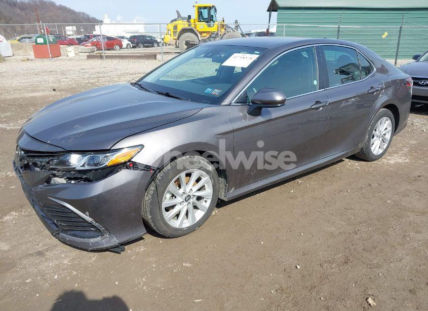 Photo 2 of 2022 Toyota Camry LE (VIN 4T1C11AKXNU679870)