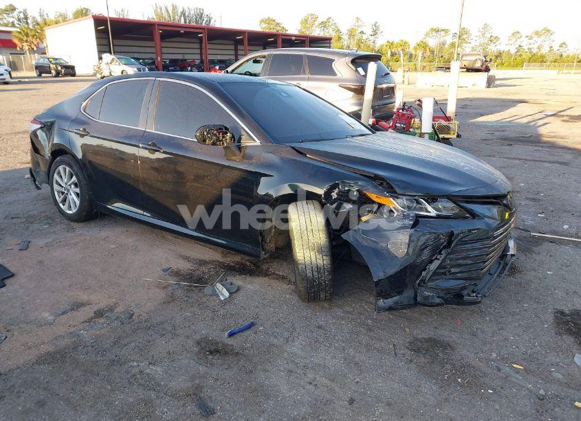 2022 Toyota Camry LE (VIN 4T1C11AKXNU687712) main photo