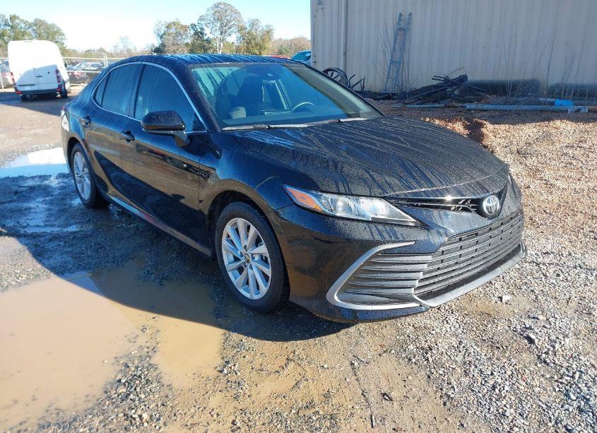 2022 Toyota Camry LE (VIN 4T1C11AKXNU711412) main photo