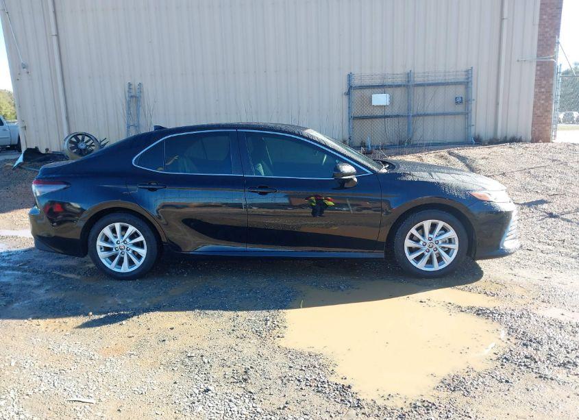 Photo 13 of 2022 Toyota Camry LE (VIN 4T1C11AKXNU711412)