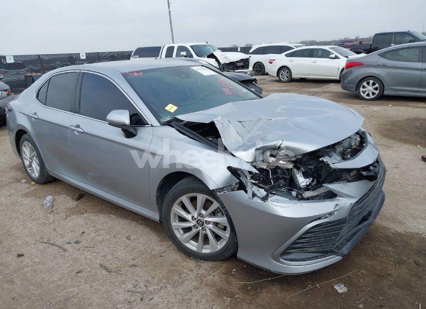 2022 Toyota Camry LE (VIN 4T1C11AKXNU714729) main photo