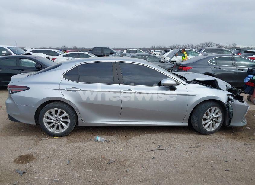Photo 13 of 2022 Toyota Camry LE (VIN 4T1C11AKXNU714729)