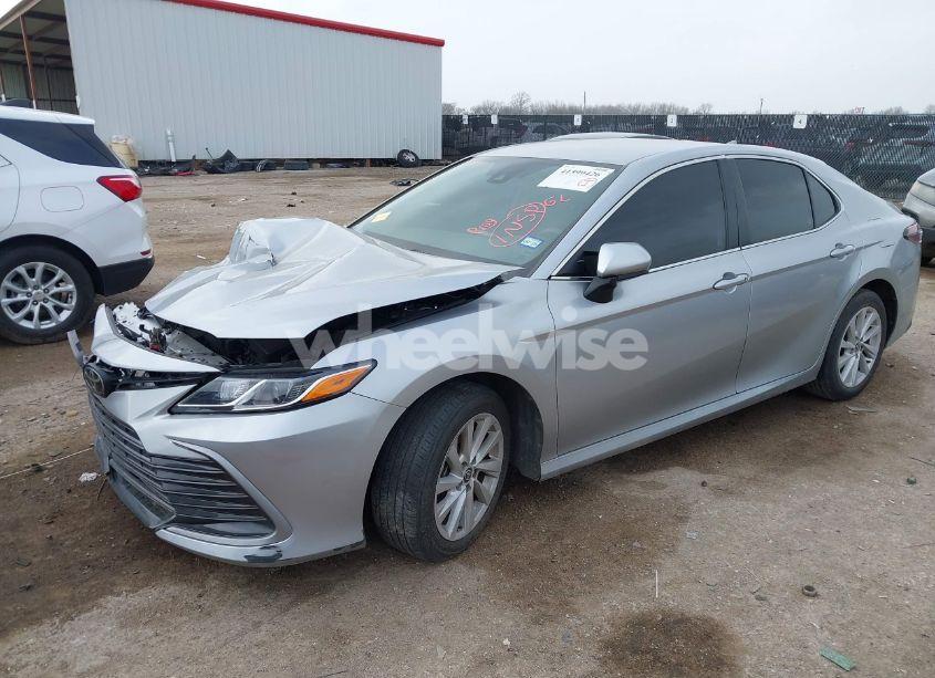 Photo 2 of 2022 Toyota Camry LE (VIN 4T1C11AKXNU714729)