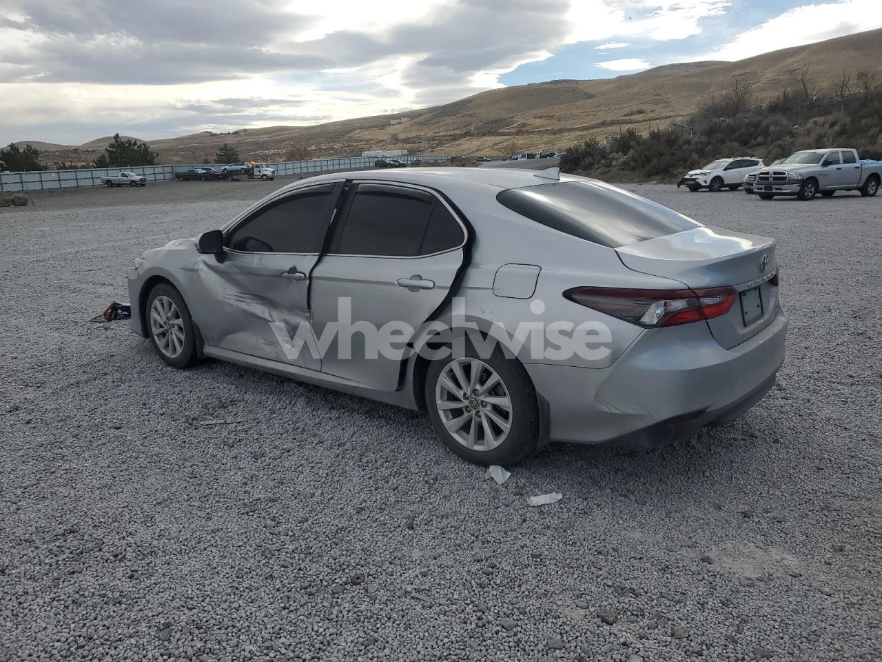 Photo 2 of 2022 TOYOTA CAMRY LE (VIN 4T1C11BK3NU062924)